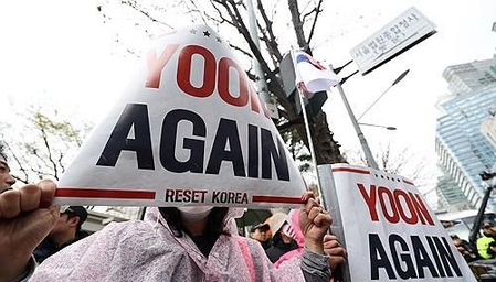 South Korea’s former Prez Yoon greeted by supporters, opponents ahead of court trial