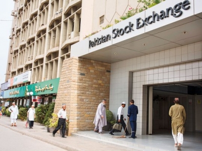 Pakistan Stock Exchange witnesses sharp decline amid growing tensions at LoC